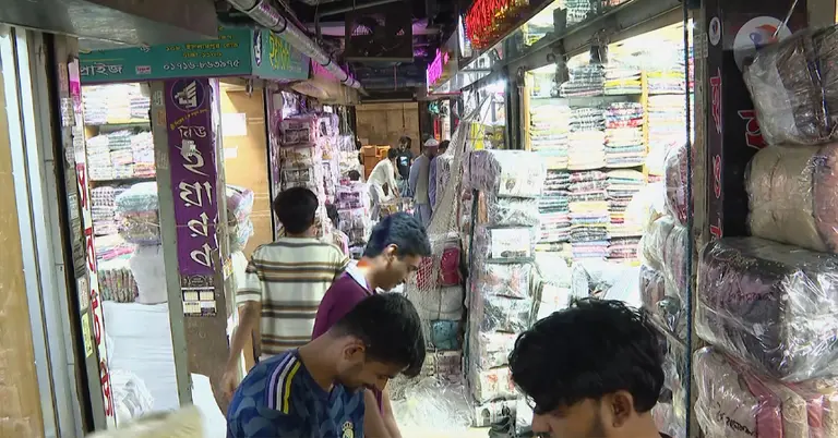 ইসলামপুরের পাইকারি কাপড়ের বাজারের চিত্র